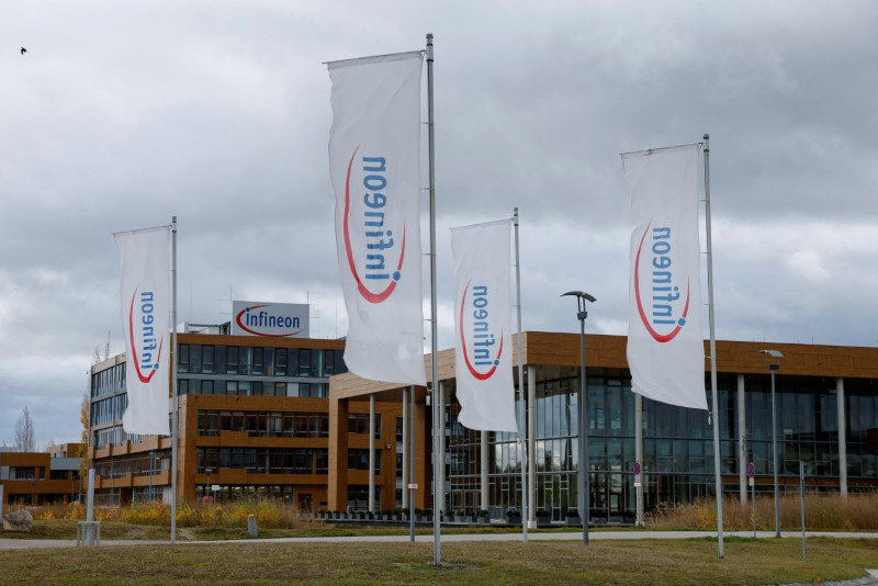 © Reuters. FOTO DE ARCHIVO: La sede de Infineon aparece antes de la rueda de prensa de resultados anuales en Múnich, Alemania, el 15 de noviembre de 2023. REUTERS/Michaela Rehle/Foto de archivo 
