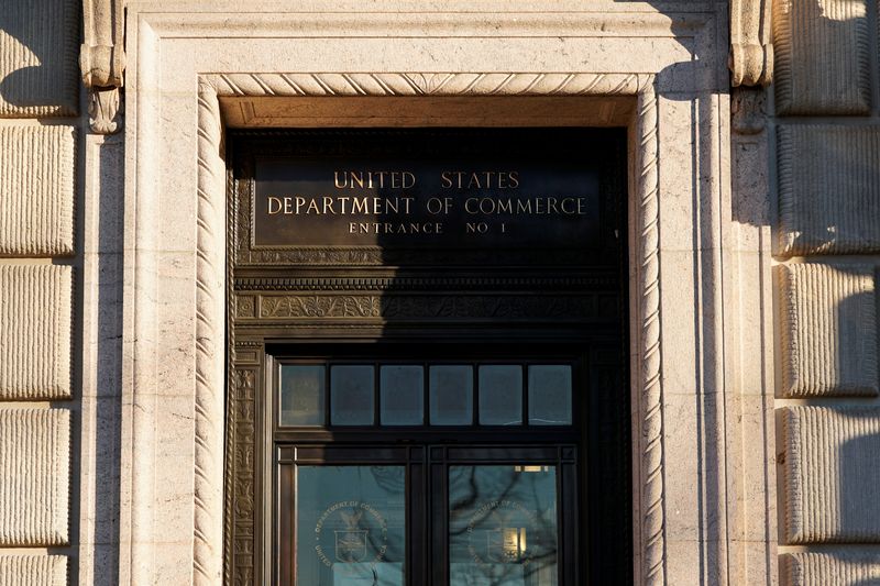 © Reuters. FILE PHOTO: The Department of Commerce building is seen before an expected report of new home sales numbers in Washington, U.S., January 26, 2022.  REUTERS/Joshua Roberts/File Photo