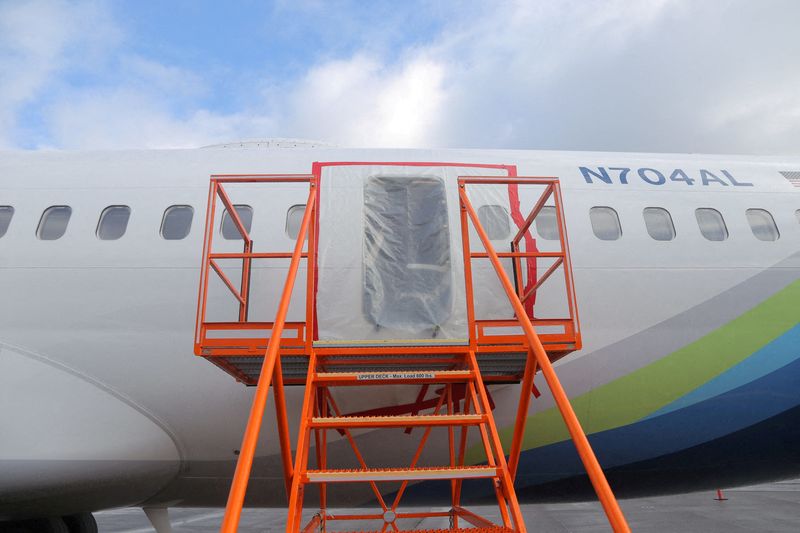 &copy; Reuters. FOTO DE ARCHIVO: La zona del tapón del fuselaje del Boeing 737-9 MAX del vuelo 1282 de Alaska Airlines, que se vio obligado a realizar un aterrizaje de emergencia con un boquete en el fuselaje, es vista durante su investigación por la Junta Nacional de 