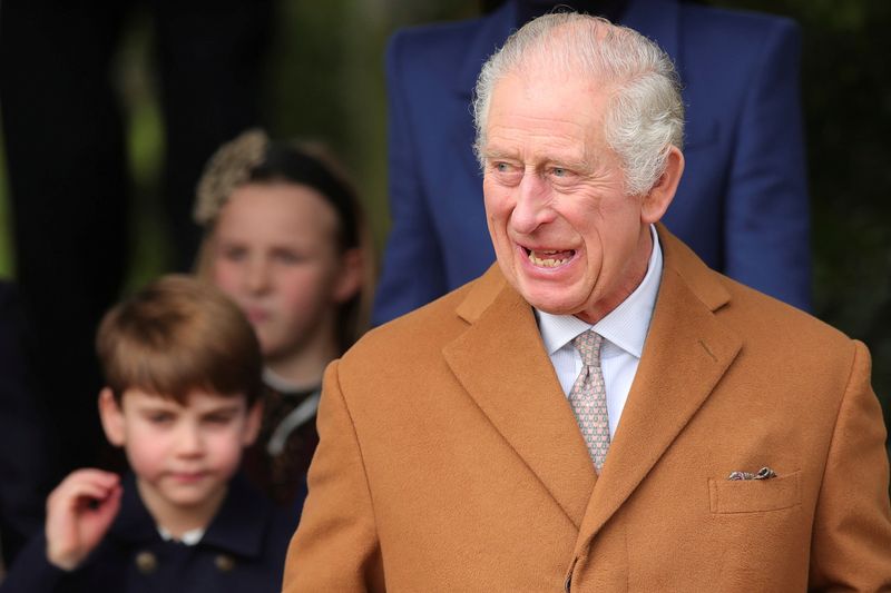 © Reuters. FOTO DE ARCHIVO: El rey Carlos de Inglaterra asiste al servicio religioso del día de Navidad de la Familia Real en la iglesia de Santa María Magdalena, mientras los miembros de la realeza se instalan en la finca de Sandringham, en el este de Inglaterra, Gran Bretaña, el 25 de diciembre de 2023. REUTERS/Chris Radburn/File Photo 