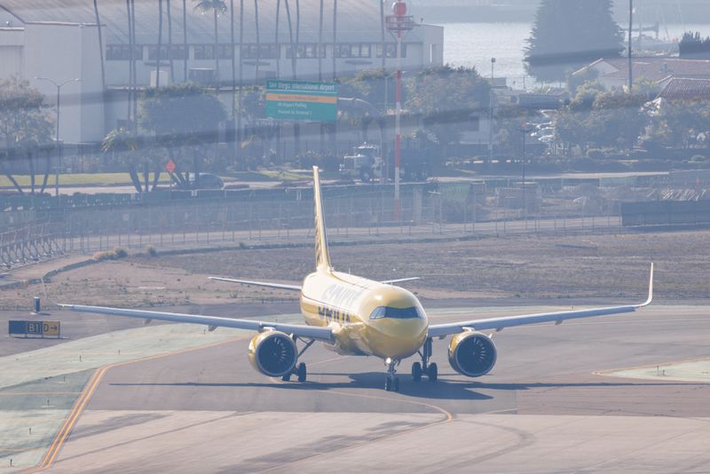 © Reuters. A Spirit Airlines aircraft prepares to depart San Diego International Airport in San Diego, California, U.S., January 16, 2024 after a federal judge on Tuesday blocked JetBlue Airways planned $3.8 billion acquisition of ultra-low-cost carrier.  REUTERS/Mike Blake