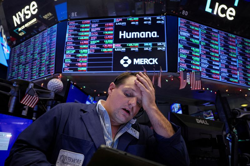 &copy; Reuters. متداولون يعملون في بورصة نيويورك الأمريكية يوم 15 ديسمبر كانون الأول 2023. تصوير: برندان مكدرميد - رويترز.