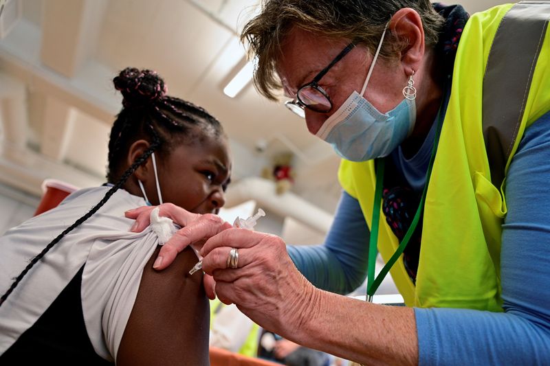 &copy; Reuters. A child receives a dose of the Pfizer-BioNTech coronavirus disease (COVID-19) vaccine at Smoketown Family Wellness Center in Louisville, Kentucky, U.S., November 8, 2021. REUTERS/Jon Cherry/File Photo