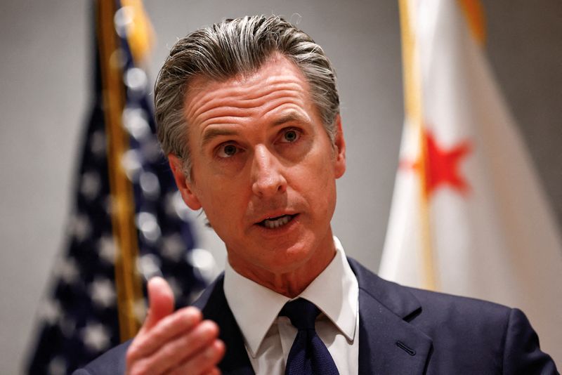 &copy; Reuters. FILE PHOTO: Governor of U.S. state of California Gavin Newsom speaks at a press conference in Beijing, China October 25, 2023. REUTERS/Tingshu Wang/File Photo