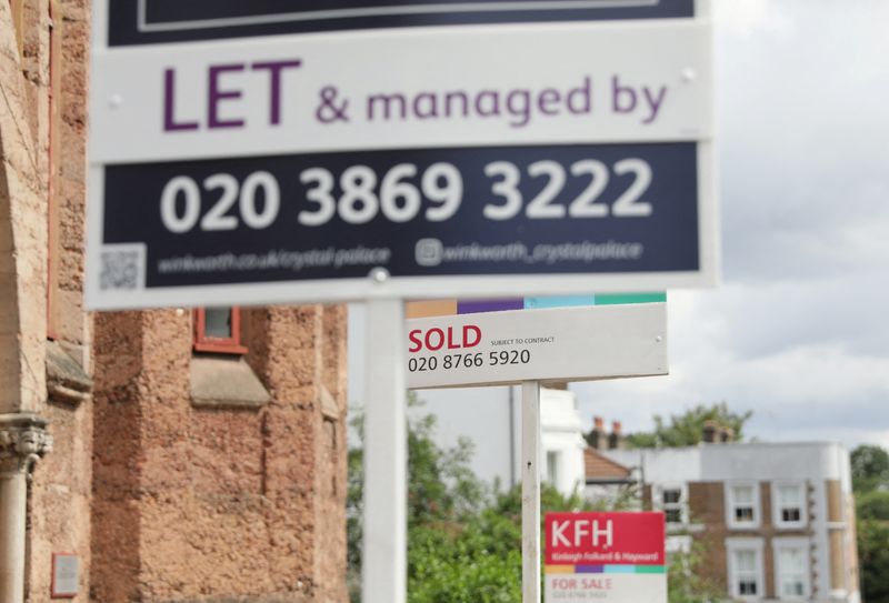 &copy; Reuters. Estate agent signs are seen outside residential housing in South London, Britain, August 7, 2023. REUTERS/Alishia Abodunde/File Photo