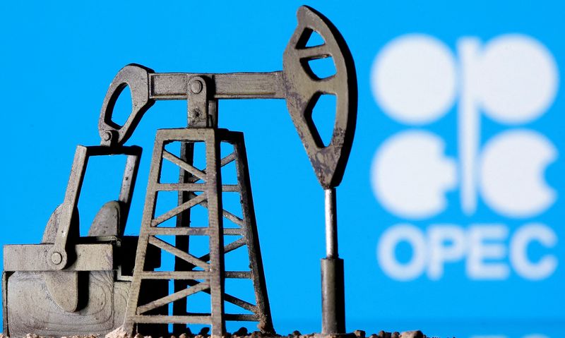 &copy; Reuters. FILE PHOTO: A 3D printed oil pump jack is seen in front of the OPEC logo in this illustration picture, April 14, 2020. REUTERS/Dado Ruvic/Illustration/File Photo