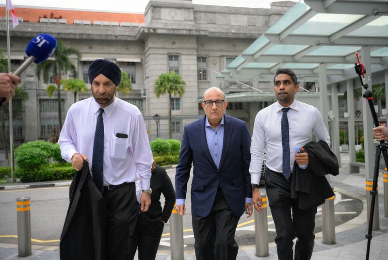 &copy; Reuters. S. Iswaran, Singapore's former transport minister, arrives at the State Courts with his legal team, including Senior Counsel Davinder Singh (L), in Singapore, January 18, 2024.  Mark Cheong/THE STRAITS TIMES/Handout via REUTERS