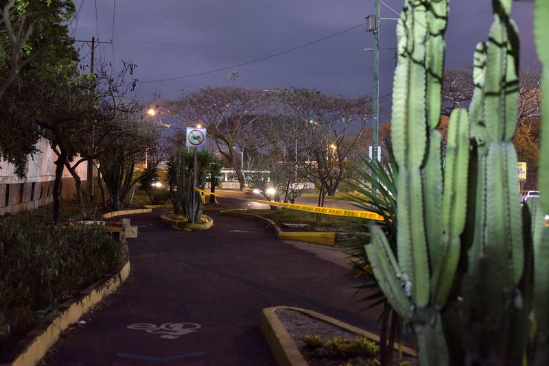 &copy; Reuters. A police barricade tape is seen at a cordoned-off area where Ecuadorean prosecutor Cesar Suarez, who focused on cases involving organized trans-national crime in Guayas province, was killed, in Guayaquil, Ecuador, January 17, 2024. REUTERS/Vicente Gaibor 