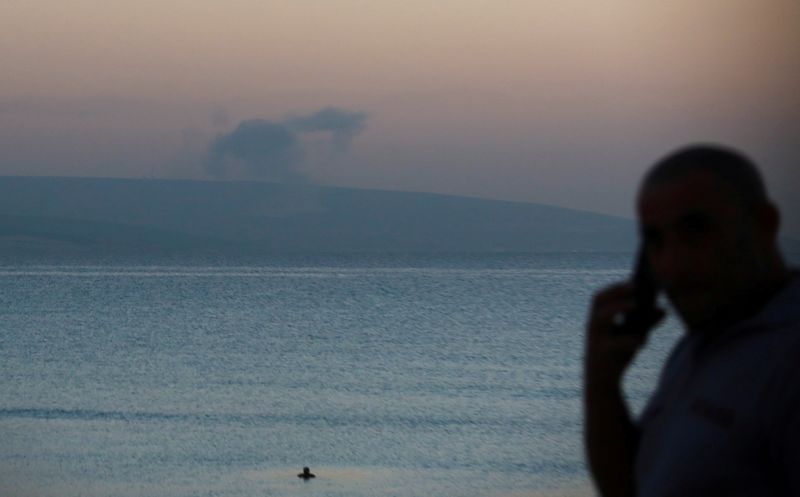 © Reuters. FILE PHOTO: Smoke rises on the Lebanese side near the border with Israel, amid ongoing cross-border hostilities between Hezbollah and Israeli forces, as seen from Tyre, southern Lebanon December 2, 2023. REUTERS/Aziz Taher/File Photo