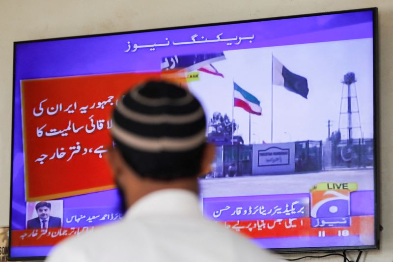 © Reuters. A man looks at a television screen after the Pakistani foreign ministry said the country conducted strikes inside Iran targeting separatist militants, two days after Tehran said it attacked Israel-linked militant bases inside Pakistani territory, in Karachi, Pakistan January 18, 2024. REUTERS/Akhtar Soomro