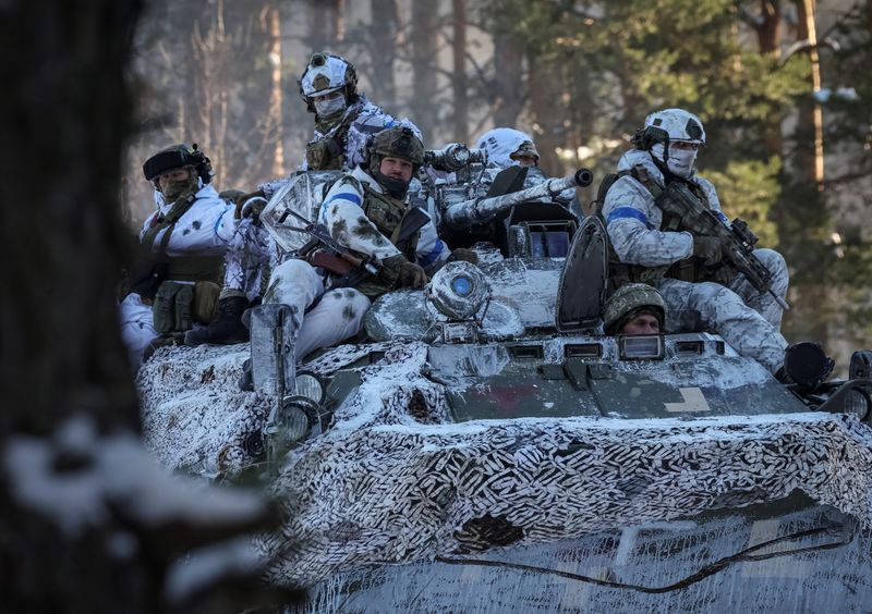 &copy; Reuters. FILE PHOTO: A Ukrainian serviceman attends an anti-sabotage mock drills at the border with Belarus, amid Russia's attack on Ukraine, in Chernihiv region, Ukraine January 17, 2024. REUTERS/Gleb Garanich/File Photo