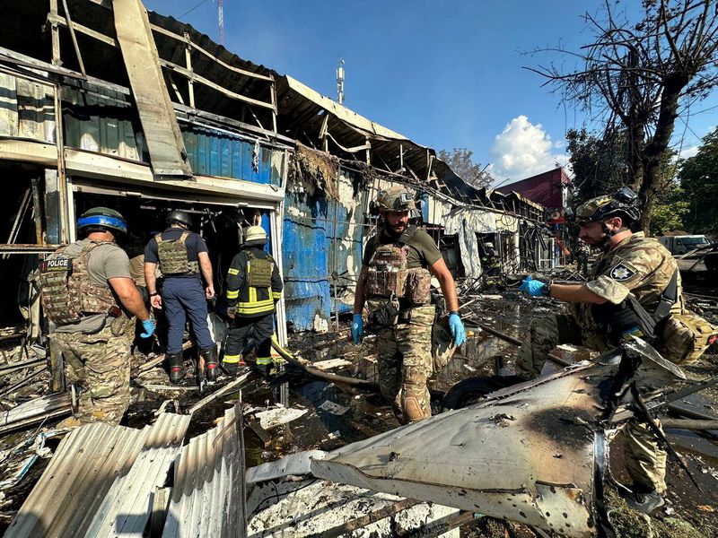 &copy; Reuters. Police officers and rescuers inspect the site of a Russian military strike in Kostiantynivka, Donetsk region, Ukraine, September 6, 2023. Press service of the Interior Ministry of Ukraine/Handout via REUTERS/file photo