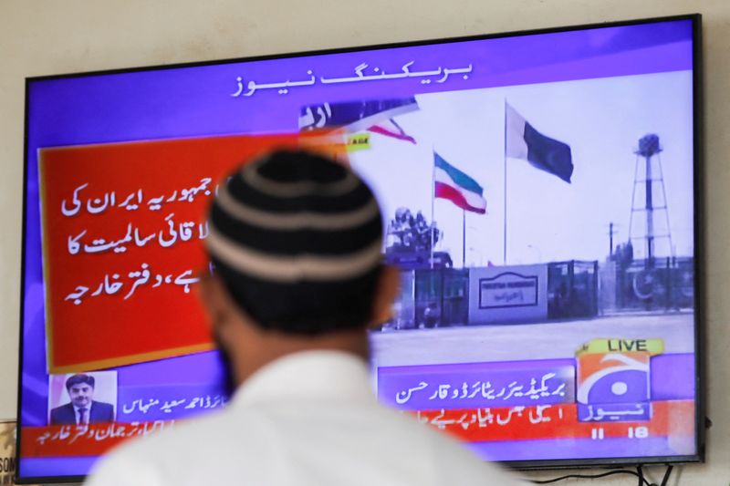 &copy; Reuters. Un hombre mira un televisor después de que el Ministerio de Asuntos Exteriores de Pakistán dijera que el país había llevado a cabo ataques dentro de Irán contra militantes separatistas, dos días después de que Teherán dijera que había atacado bas