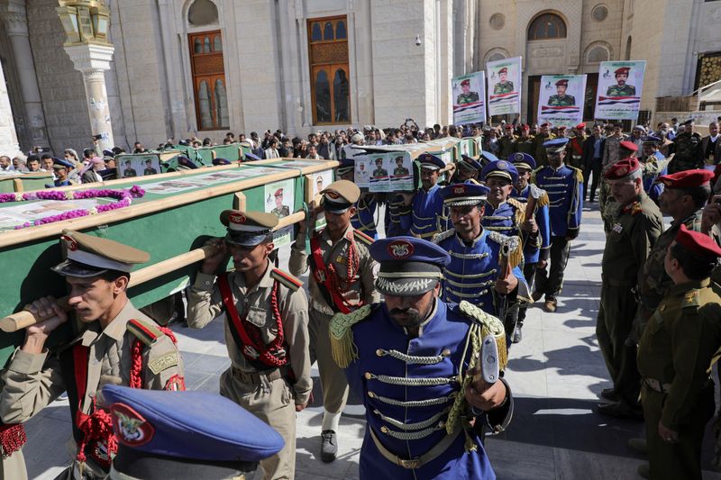 © Reuters. Honor guards and military cadets carry coffins of Houthi fighters killed in recent U.S.-led strikes on Houthi targets, during their military funeral procession in Sanaa, Yemen January 17, 2024. REUTERS/Khaled Abdullah