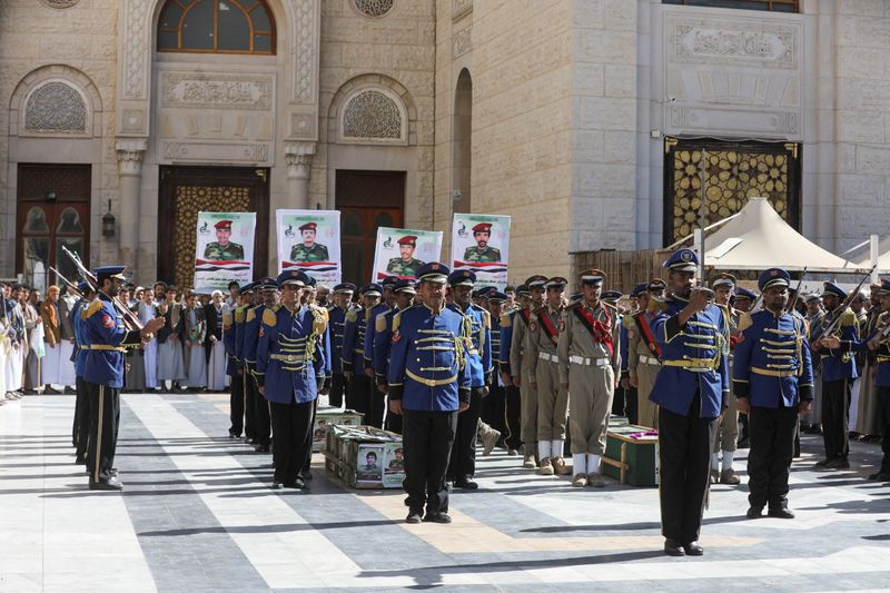 © Reuters. Honor guards take part in a military funeral procession for Houthi fighters killed in recent U.S.-led strikes on Houthi targets, in Sanaa, Yemen January 17, 2024. REUTERS/Khaled Abdullah