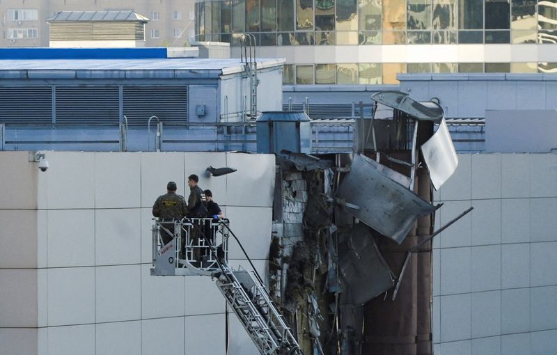 &copy; Reuters. Des enquêteurs travaillent près d'un toit endommagé à la suite d'un drone ukrainien abattu à Moscou, en Russie. /Photo prise le 18 août 2023/REUTERS/Shamil Zhumatov