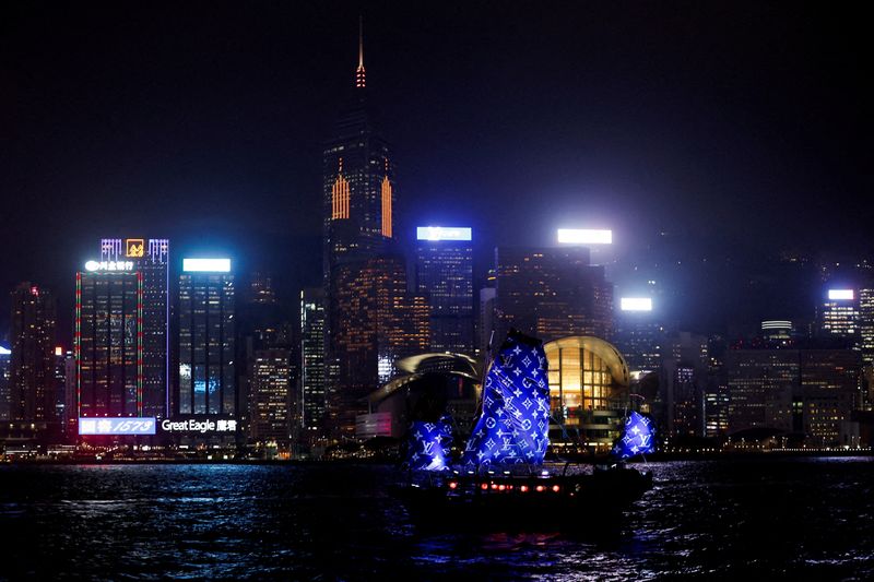 &copy; Reuters. FILE PHOTO: A ship sails with a city view in the background in Hong Kong, China November 30, 2023.  REUTERS/Tyrone Siu/File Photo