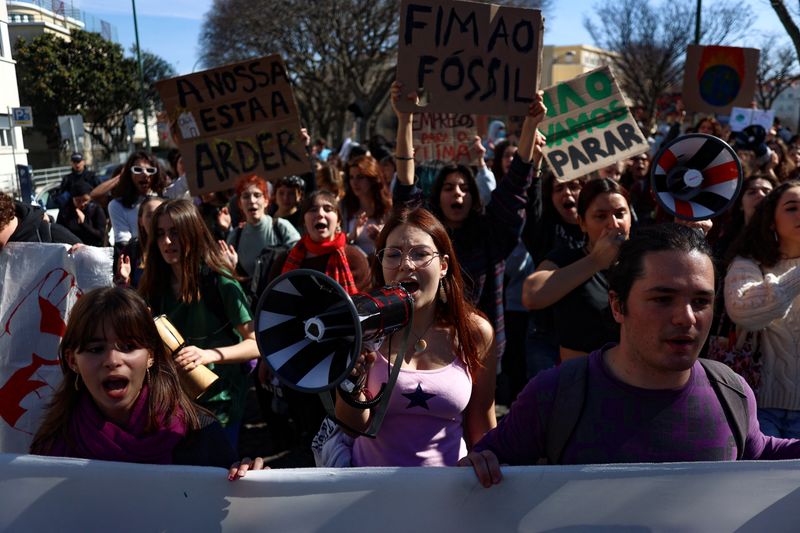 &copy; Reuters. FOTO DE ARCHIVO. Un grupo de personas asiste a una manifestación en el marco de una "marcha mundial por el clima" que pide el fin de los combustibles fósiles y la democracia energética en Lisboa, Portugal. 3 de marzo de 2023. REUTERS/Pedro Nunes