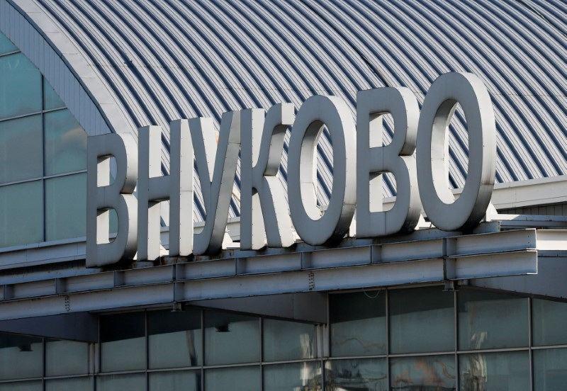 &copy; Reuters. FOTO DE ARCHIVO. Una vista muestra un cartel con el nombre del Aeropuerto Internacional de Vnukovo en la azotea de su terminal en Moscú, Rusia. 21 de agosto de 2023. REUTERS/Maxim Shemetov
