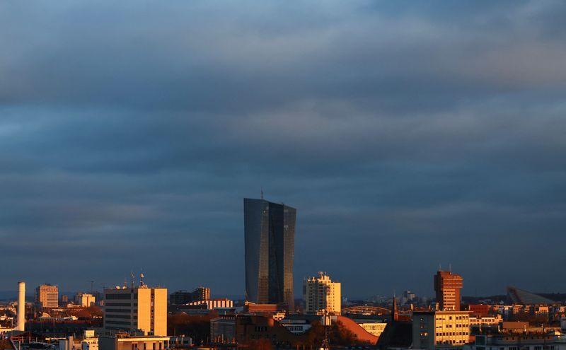 &copy; Reuters. L'edificio della Banca Centrale Europea (Bce) è visibile all'orizzonte durante il tramonto a Francoforte, Germania, 2 dicembre 2023. REUTERS/Wolfgang Rattay/Foto d'archivio