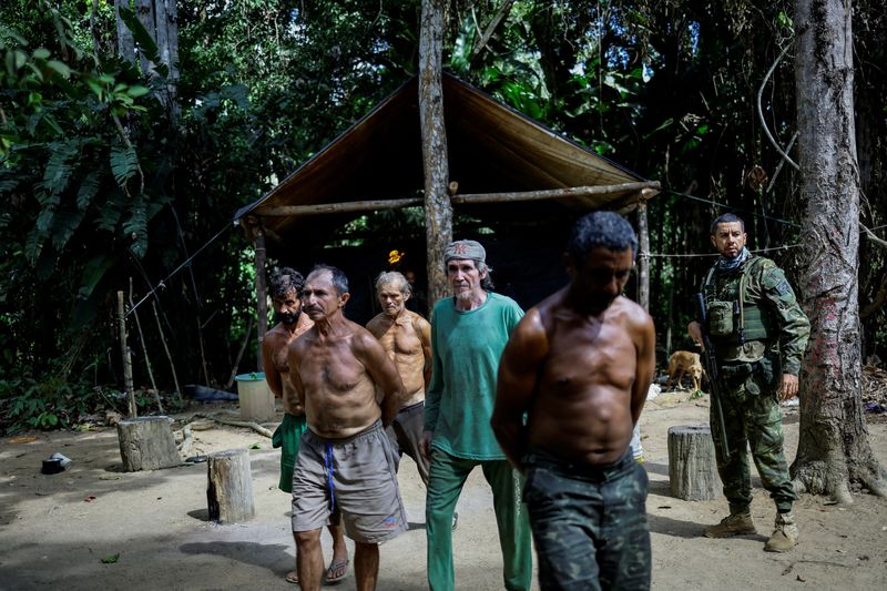 &copy; Reuters. Illegal miners are detained by a members of the Special Inspection Group from the Brazilian Institute of Environment and Renewable Natural Resources (IBAMA) during an operation against illegal mining in Yanomami Indigenous land, Roraima state, Brazil, Dec