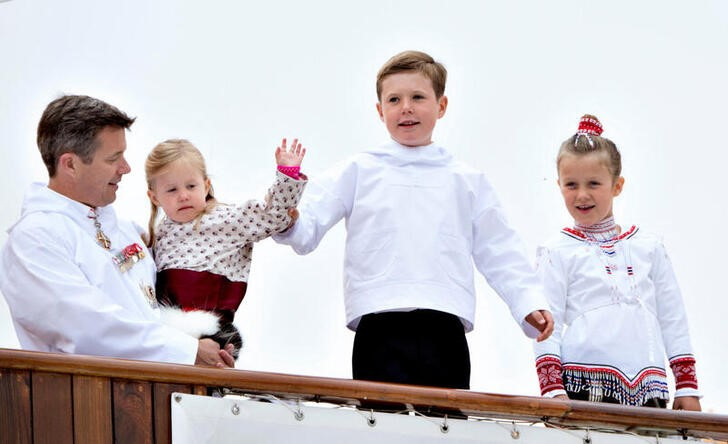 © Reuters. Denmark's Crown Prince Frederik, Princess Josephine, Prince Christian and Princess Isabella on the Royal Ship during a visit to Qaqortoq, Greenland, August 3, 2014. Ritzau Scanpix/Keld Navntoft via REUTERS/files 