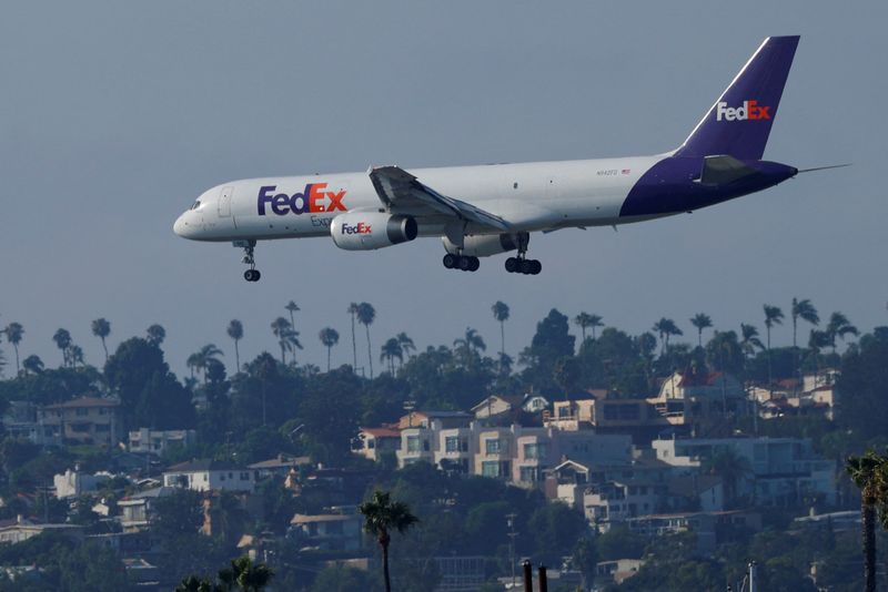 &copy; Reuters. A Federal Express cargo plane approaches to land in San Diego, California August 24, 2020.  REUTERS/Mike Blake/File Photo