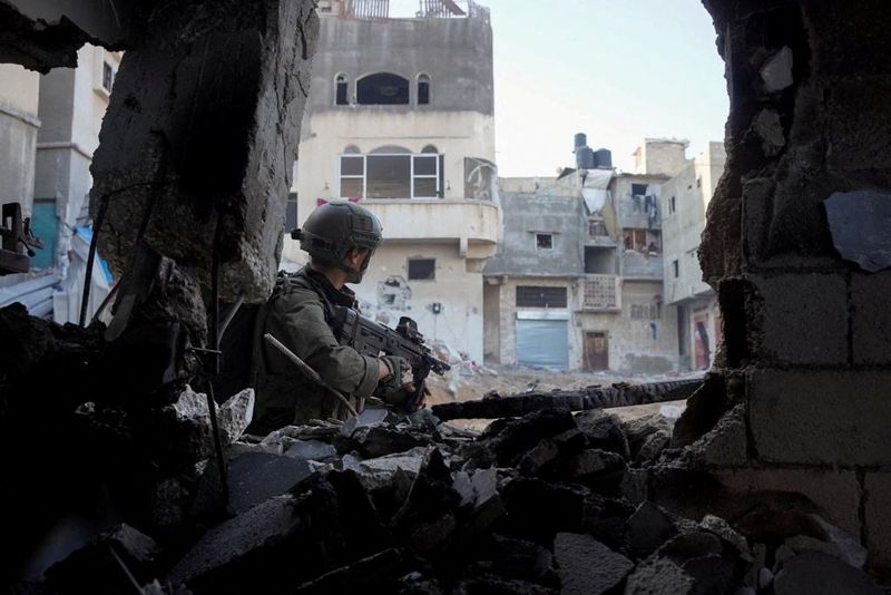 &copy; Reuters. Un soldat israélien tient son arme à Khan Younis, dans la bande de Gaza. /Photo prise le 24 décembre 2023/Reuters/Forces de défense israéliennes