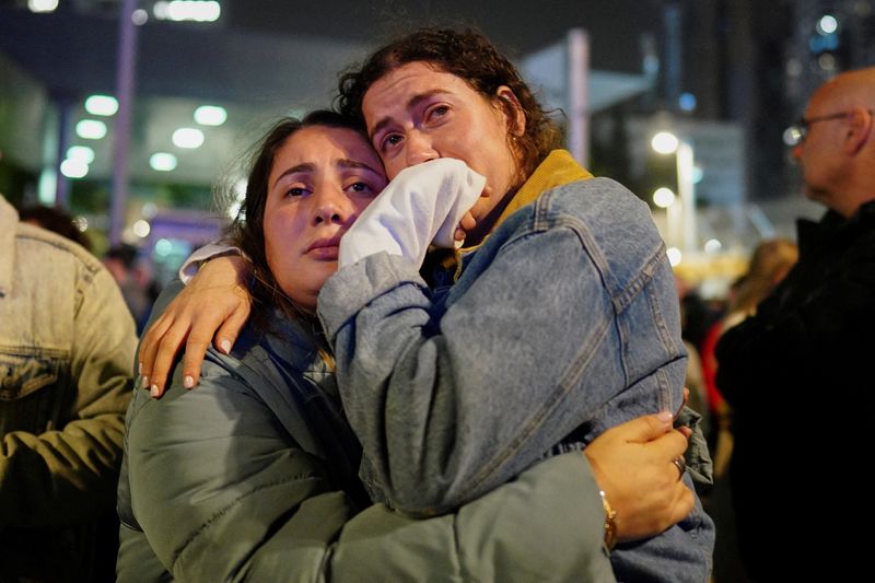 © Reuters. FILE PHOTO: Demonstrators embrace at a 24-hour protest, that calls for the release of Israeli hostages in Gaza and marks 100 days since the October 7 attack by Palestinian Islamist group Hamas, amid the ongoing conflict between Israel and Hamas, in Tel Aviv, Israel, January 13, 2024. REUTERS/Alexandre Meneghini