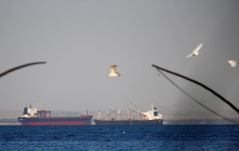 &copy; Reuters. FOTO ARCHIVO: Buques portacontenedores cruzan el golfo de Suez hacia el mar Rojo antes de entrar en el canal de Suez, cerca de la ciudad portuaria de Ismailía, al noreste de El Cairo, Egipto. 31 de octubre de 2018. REUTERS/Amr Abdallah Dalsh/Archivo