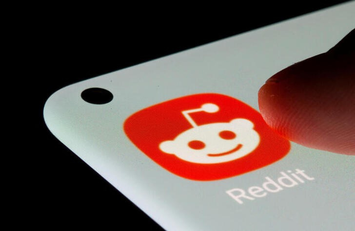 &copy; Reuters. Ilustración fotográfica con el logo de la app de Reddit en un móvil. 13 julio 2021. REUTERS/Dado Ruvic