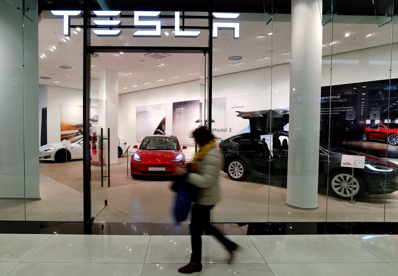 &copy; Reuters. FILE PHOTO: A flagstore shop of electric carmaker Tesla is pictured in Berlin, Germany, November 13, 2019.    REUTERS/Fabrizio Bensch/File Photo 