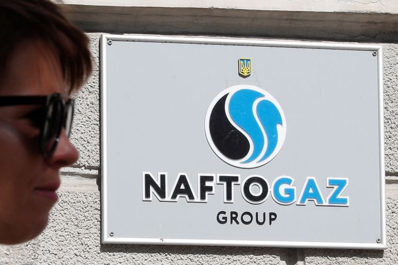 &copy; Reuters. A woman walks past the headquarters of the Ukrainian state energy company Naftogaz in central Kiev, Ukraine September 13, 2019.  REUTERS/Valentyn Ogirenko