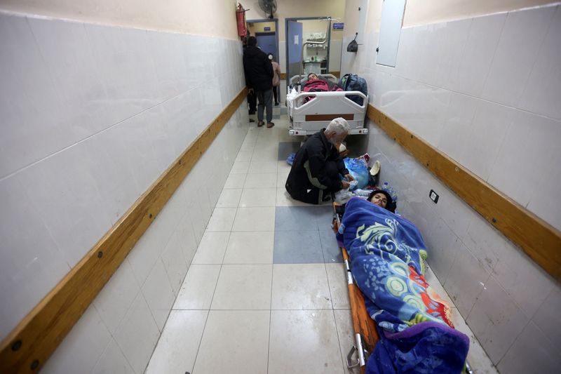 © Reuters. فلسطينيون مصابون جراء القصف الإسرائيلي في أحد الطرقات بمستشفي ناصر بخان يونس في جنوب قطاع غزة يوم 12 يناير كانون الثاني 2024. تصوير: أحمد زقوت - رويترز.