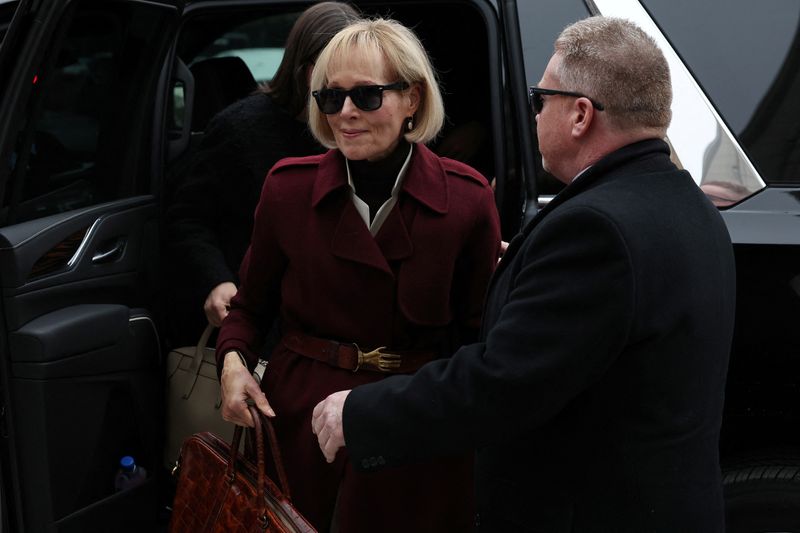 © Reuters. E. Jean Carroll enters Manhattan Federal Court, in the second civil trial after she accused former U.S. President Donald Trump of raping her decades ago, in New York City, U.S., January 18, 2024. REUTERS/Shannon Stapleton