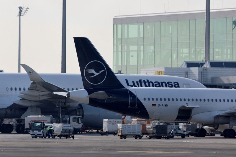 &copy; Reuters. FILE PHOTO: Lufthansa's aircrafts are seen on the tarmac the day before VERDI union called airport workers at Frankfurt, Munich, Stuttgart, Hamburg, Dortmund, Hanover and Bremen airports to go on a 24-hour strike on Friday, at the Munich International Air