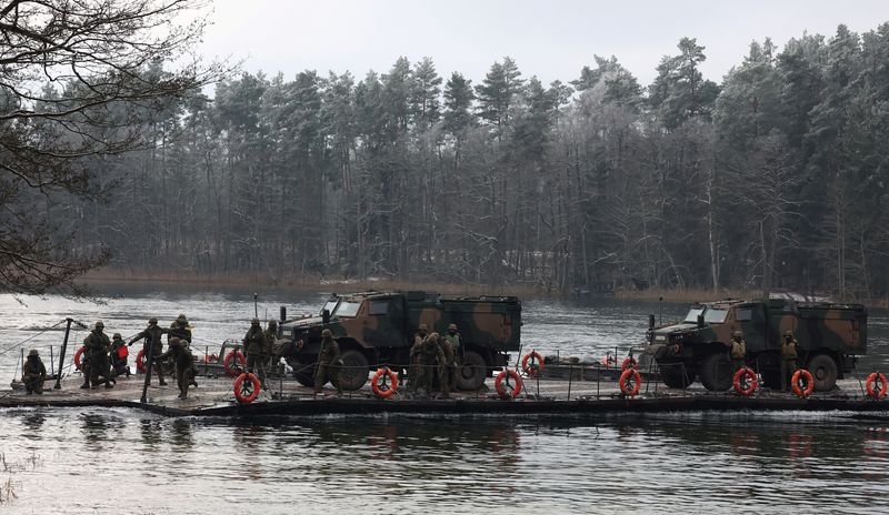 &copy; Reuters. Des véhicules militaires polonais sont transportés pendant les exercices OTAN TUMAK-22 dans une zone connue sous le nom de Corridor de Suwalki, en Pologne. /Photo prise le 25 novembre 2022/REUTERS/Kacper Pempel