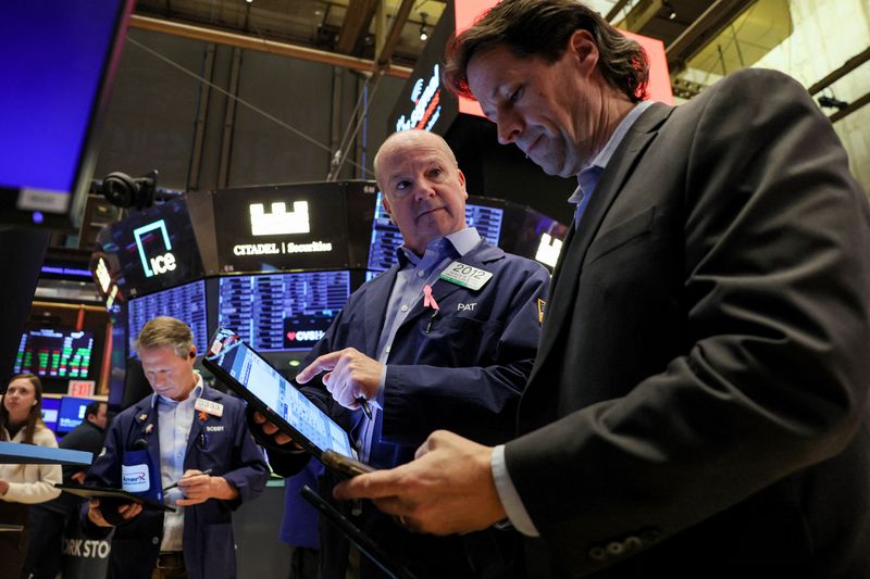 © Reuters. Traders work on the floor at the New York Stock Exchange (NYSE) in New York City, U.S., January 9, 2024.  REUTERS/Brendan McDermid