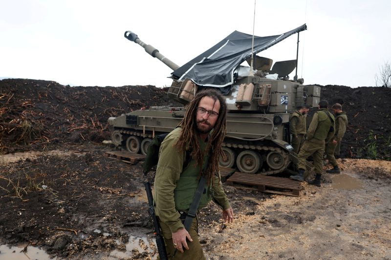 &copy; Reuters. FOTO DE ARCHIVO: Un soldado israelí junto a una unidad de artillería móvil, cerca de la frontera entre Israel y Líbano, en el norte de Israel. 15 de enero de 2024. REUTERS/Ronen Zvulun/Archivo