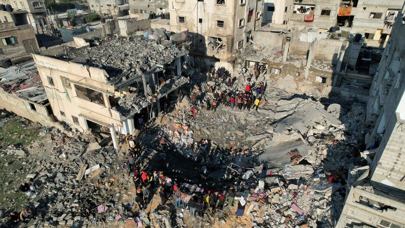 &copy; Reuters. Palestinesi sul luogo di un attacco israeliano a una casa, mentre continua il conflitto tra Israele e il gruppo islamista palestinese Hamas, a Rafah, nel sud della Striscia di Gaza, 19 dicembre 2023. REUTERS/Shadi Tabatibi/file photo