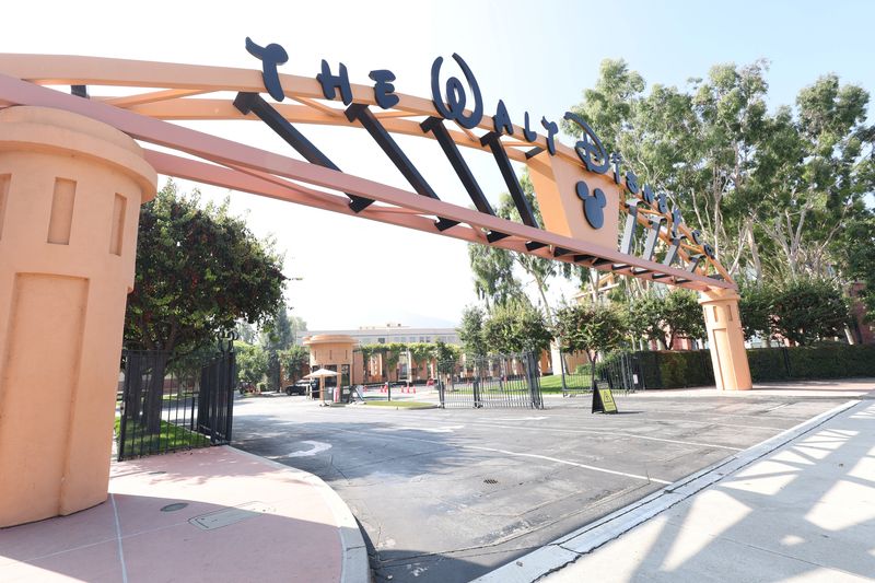 &copy; Reuters. The main gate at The Walt Disney Studios the day after the Writers Guild of America (WGA) announced it reached a preliminary labor agreement with major studios in Burbank, California, U.S., September 25, 2023. REUTERS/Mario Anzuoni