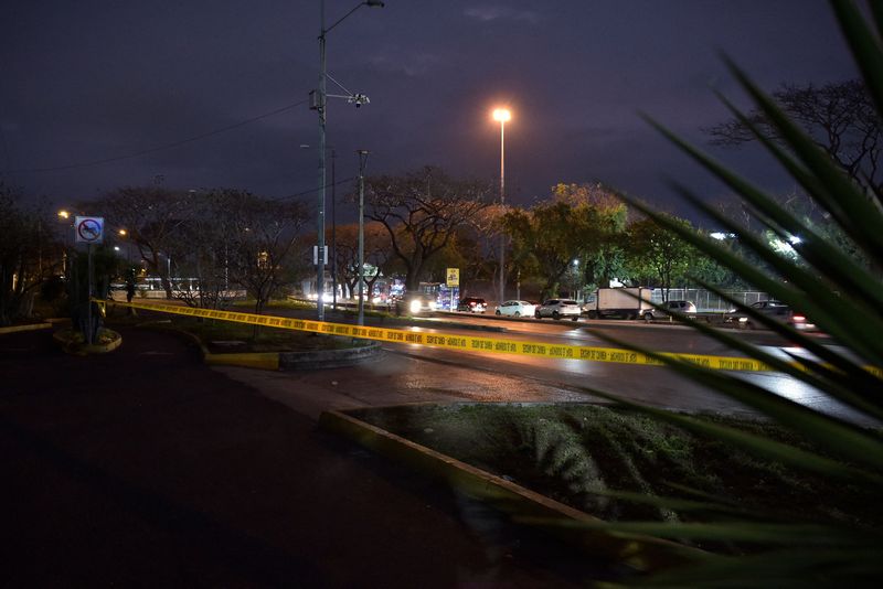&copy; Reuters. A police barricade tape is seen at a cordoned-off area where Ecuadorean prosecutor Cesar Suarez, who focused on cases involving organized trans-national crime in Guayas province, was killed, in Guayaquil, Ecuador, January 17, 2024. REUTERS/Vicente Gaibor 