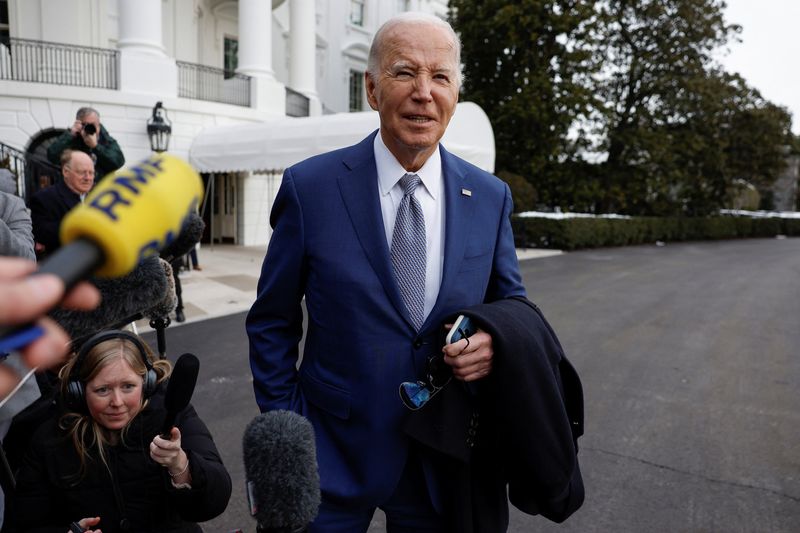 &copy; Reuters. U.S. President Joe Biden speaks to the media before departing the White House for North Carolina, in Washington, U.S., January 18, 2024. REUTERS/Evelyn Hockstein