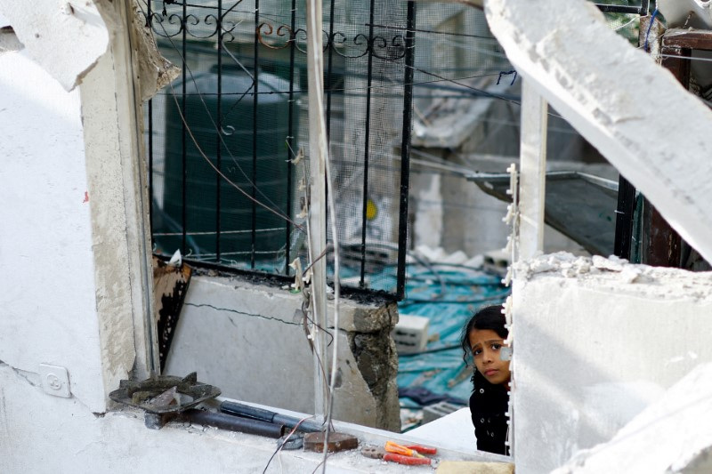 &copy; Reuters. Una niña observa el lugar de un ataque israelí contra una casa, en medio del actual conflicto entre Israel y el grupo islamista palestino Hamás, en Rafah, en el sur de la Franja de Gaza. 17 de enero de 2024. REUTERS/Ibraheem Abu Mustafa    