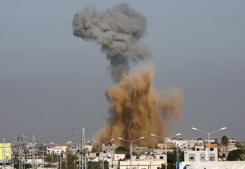 &copy; Reuters. Smoke rises following Israeli strikes, amid the ongoing conflict between Israel and the Palestinian Islamist group Hamas, as seen from Rafah, in the southern Gaza Strip, January 18, 2024. REUTERS/Ibraheem Abu Mustafa/File Photo