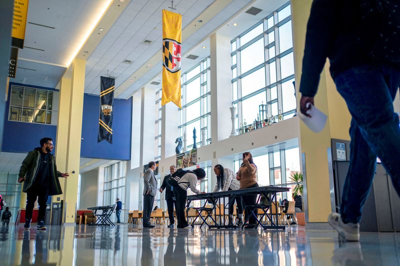 &copy; Reuters. Voluntários do No Labels coletam assinaturas na Universidade de Maryland para reunir apoio antes das eleições presidenciais de 2024 nos EUA
14/12/2023
REUTERS/Bonnie Cash