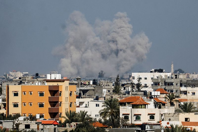 &copy; Reuters. دخان متصاعد بعد ضربات إسرائيلية كما يظهر من رفح في جنوب قطاع غزة يوم الخميس. تصوير: إبراهيم أبو مصطفى - رويترز.