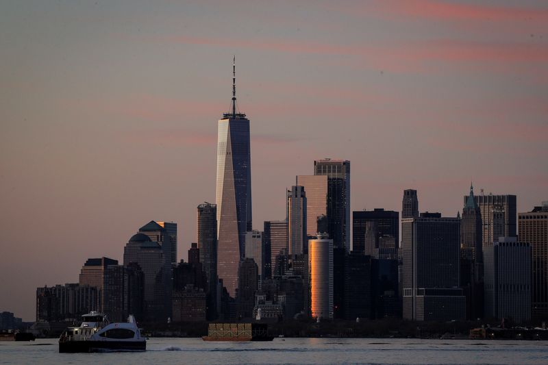 © Reuters. FILE PHOTO: The Manhattan skyline is seen during sunset from the Brooklyn borough of New York City, U.S.,  April 20, 2020. REUTERS/Brendan McDermid/File Photo