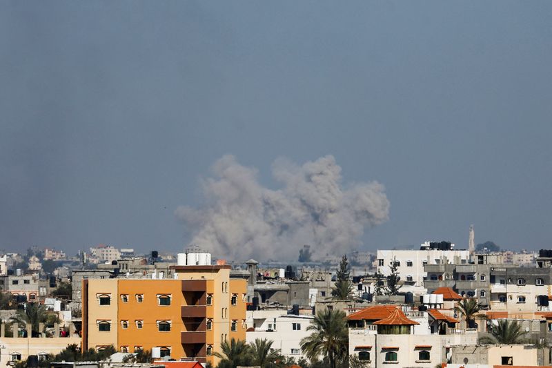 &copy; Reuters. Smoke rises following Israeli strikes, amid the ongoing conflict between Israel and the Palestinian Islamist group Hamas, as seen from Rafah, in the southern Gaza Strip, January 18, 2024. REUTERS/Ibraheem Abu Mustafa
