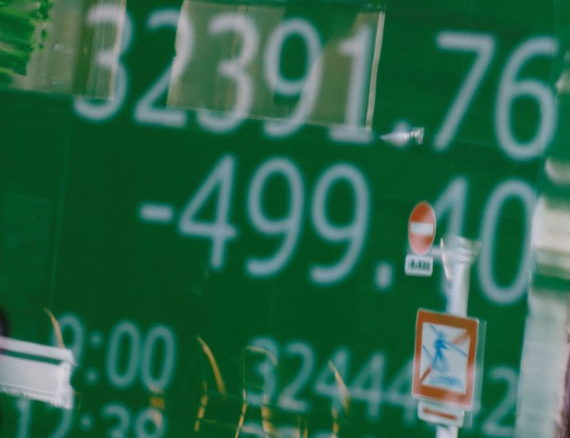 &copy; Reuters. Road signs are reflected on an electric board displaying the Nikkei stock average outside a brokerage in Tokyo, Japan, July 28, 2023. REUTERS/Kim Kyung-Hoon/File Photo